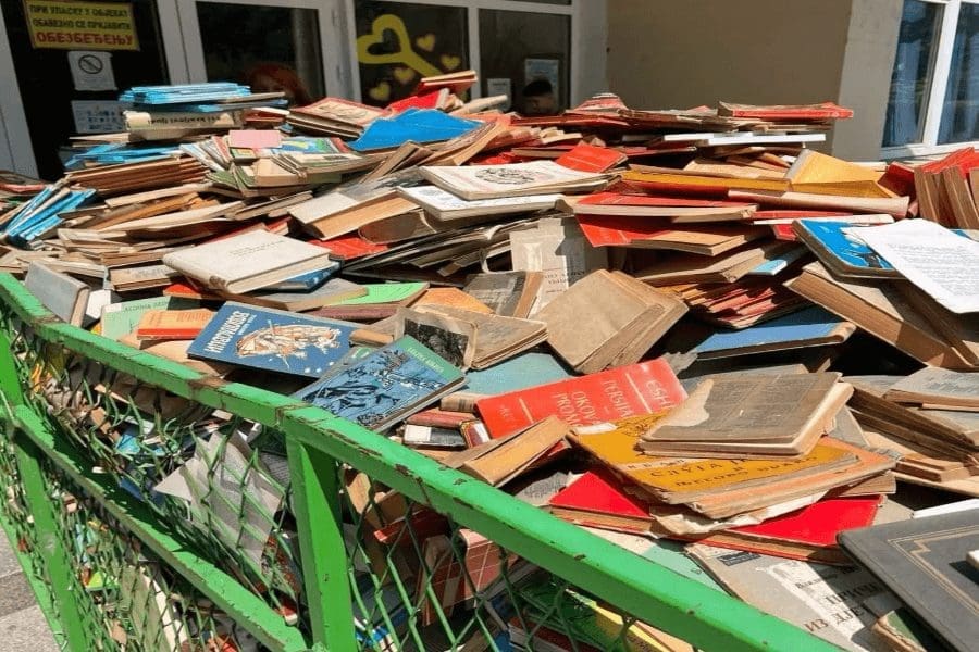 Bačene knjige ispred škole Novi Sad